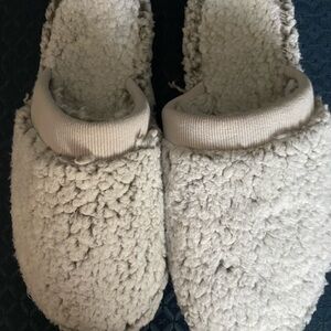 Pottery Barn Cozy Beige Sherpa Slippers